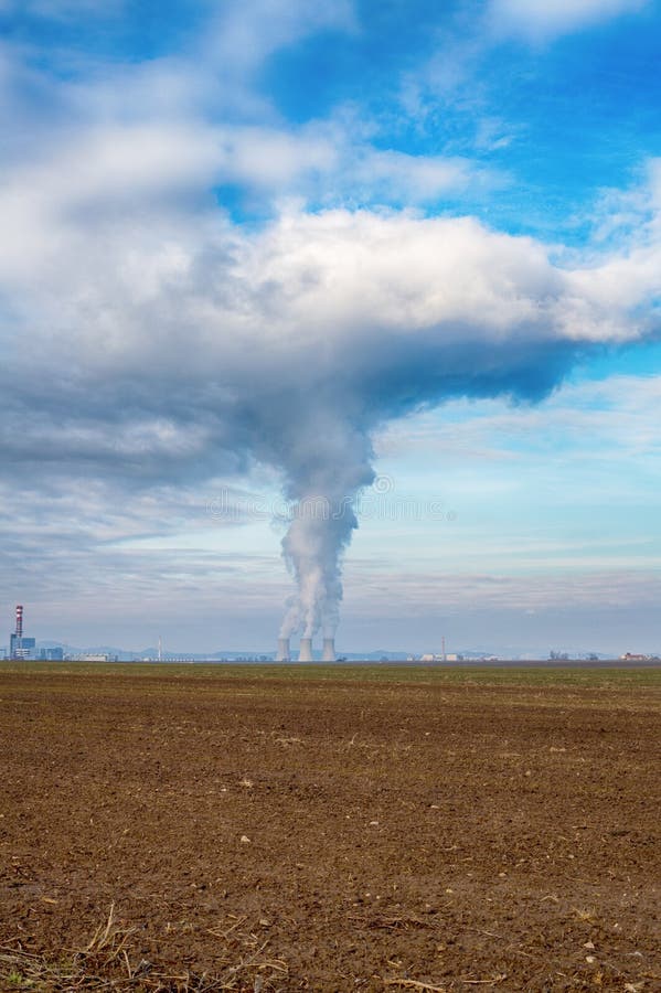 Kühltürme von Atomkraftwerk NPP Jaslovske Bohunice EBO in Slowakei Wolken des dicken Rauches von den Kaminen auf blauem Himmel stockfoto