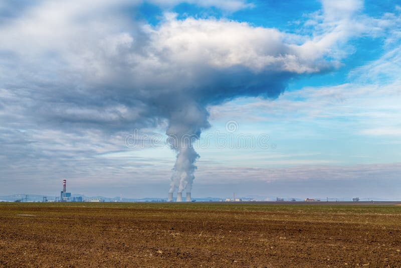 Kühltürme von Atomkraftwerk NPP Jaslovske Bohunice EBO in Slowakei Wolken des dicken Rauches von den Kaminen auf blauem Himmel stockfoto