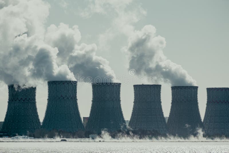 Kühltürme von NPP oder von Atomkraftwerk mit dickem Rauche Dunkles getontes Bild stockfotos