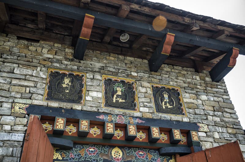 Künste von Bhutan und religiöses Schnitzen am Eingang von nationalem Erinnerungs-Chorten, Thimphu, Bhutan stockfoto Künste von Bhutan und religiöses Schnitzen am Eingang von nationalem Erinnerungs-Chorten, Thimphu, Bhutan stockfoto