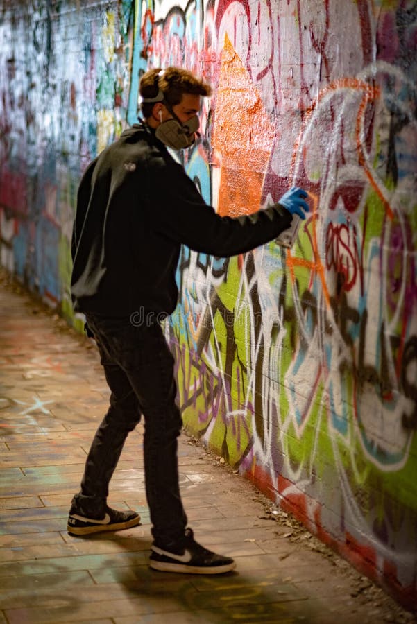 Künstler im Tunnel lizenzfreies stockbild