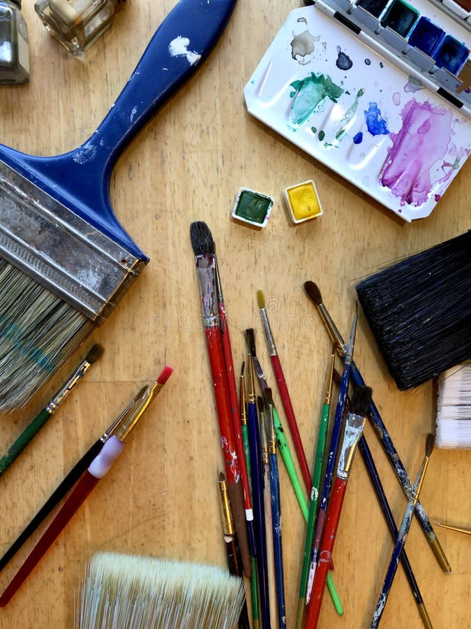 Künstlerbürsten und -gemälde in Topview Design, Kunststudio-Tisch mit Wasserfarben für Maler, kreativer Arbeitsplatz lizenzfreies stockbild Künstlerbürsten und -gemälde in Topview Design, Kunststudio-Tisch mit Wasserfarben für Maler, kreativer Arbeitsplatz lizenzfreies stockbild