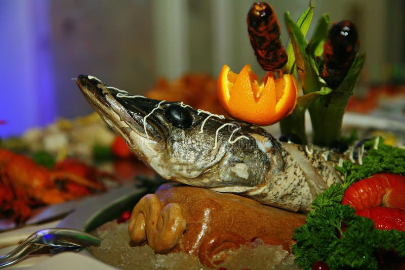 Künstlerisch mit dem sterlet des gefilten Fisches, das völlig verziert eine gebacken wird, Zartheit vom Chef - ein Teller des Wil lizenzfreie stockfotografie Künstlerisch mit dem sterlet des gefilten Fisches, das völlig verziert eine gebacken wird, Zartheit vom Chef - ein Teller des Wil lizenzfreie stockfotografie