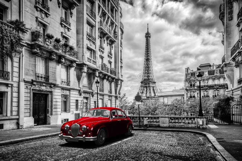 Künstlerisches Paris, Frankreich Eiffelturm gesehen von der Straße mit rotem Retro- Limousinenauto