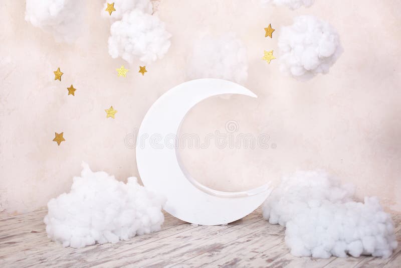 Künstliche Dekorationen mit einem Mond und Sternen Weinlesedekorationen Stilvolles Weinlesekinderzimmer mit einem hölzernen Mond lizenzfreie stockbilder Künstliche Dekorationen mit einem Mond und Sternen Weinlesedekorationen Stilvolles Weinlesekinderzimmer mit einem hölzernen Mond lizenzfreie stockbilder