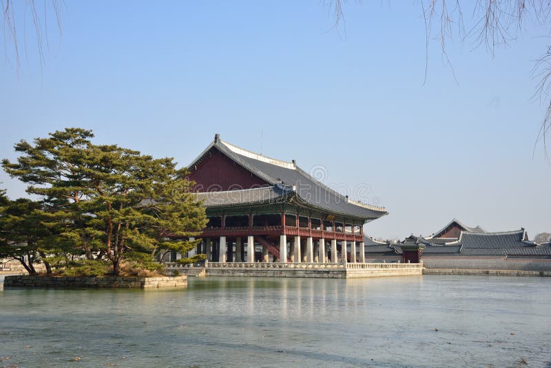 Künstliche Insel und Gyeonghoeru-Teich stockfotos Künstliche Insel und Gyeonghoeru-Teich stockfotos