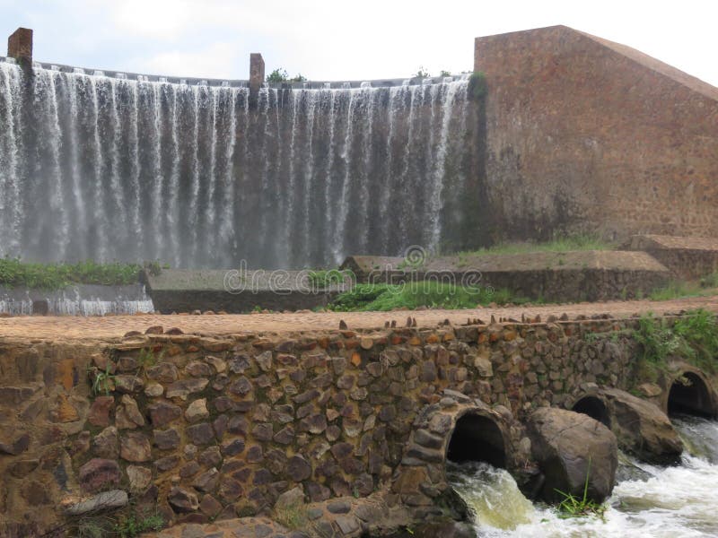 Künstliche riesiger Wasserfall. Steinwände. atemberaubendes Bild lizenzfreie stockfotografie
