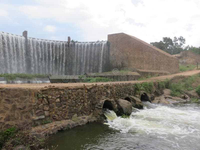 Künstliche riesiger Wasserfall. Steinwände. atemberaubendes Bild lizenzfreies stockbild