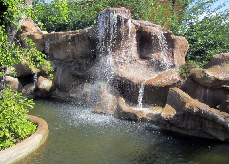 Wasserfall Im Garten Nachts Stockfoto - Bild von park, hinterhof: 38898192
