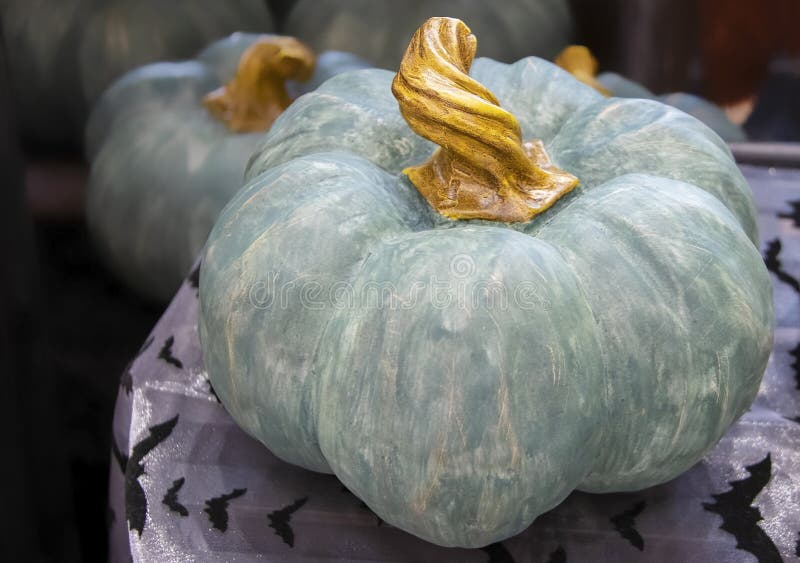 Kürbis dekorativer Halloween- oder Danksagungsknickente mit dem verdrehten Stamm, der auf einer Tabelle mit glänzender Schlägerti stockfotografie Kürbis dekorativer Halloween- oder Danksagungsknickente mit dem verdrehten Stamm, der auf einer Tabelle mit glänzender Schlägerti stockfotografie