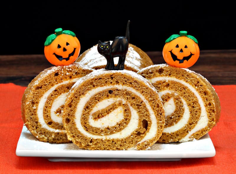 Kürbis-Rollenkuchen verziert für Halloween lizenzfreie stockfotografie Kürbis-Rollenkuchen verziert für Halloween lizenzfreie stockfotografie