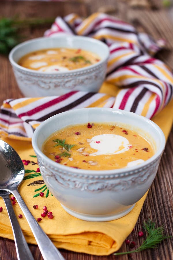 Kürbissuppe mit Erdnüssen auf einem Holztisch lizenzfreie stockfotografie