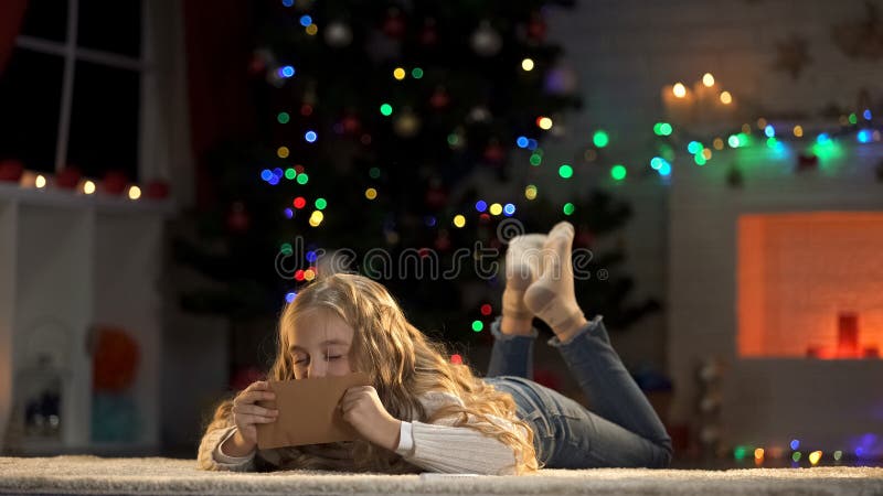 Küssender Buchstabe der Tochter vom Vater auf Geschäftsreise, Verfehlungsvati auf Weihnachten lizenzfreies stockfoto Küssender Buchstabe der Tochter vom Vater auf Geschäftsreise, Verfehlungsvati auf Weihnachten lizenzfreies stockfoto