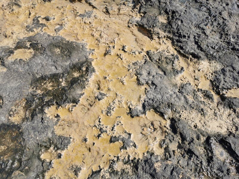 Küste des Mittelmeers lang gefrorene Lava. Hintergrund. Es sieht aus wie eine außerirdische Landschaft stockfotos