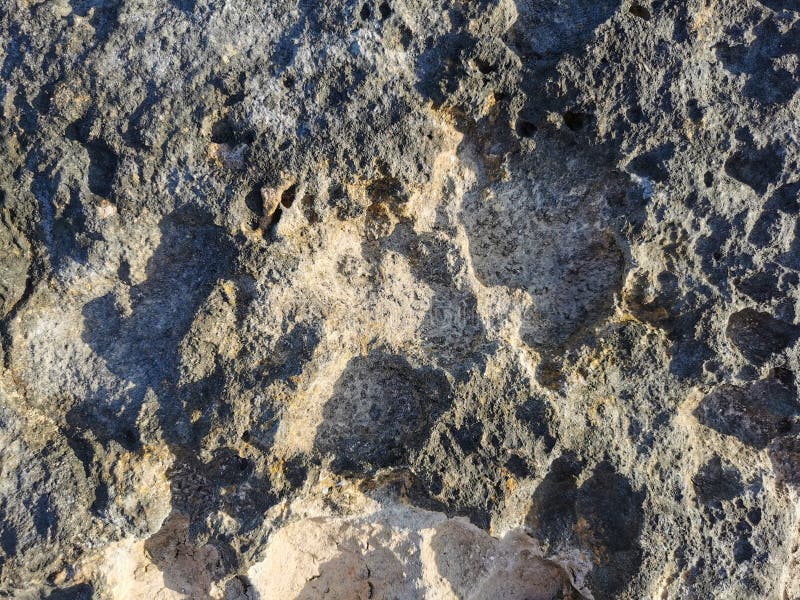Küste des Mittelmeers lang gefrorene Lava. Hintergrund. Es sieht aus wie eine außerirdische Landschaft lizenzfreies stockfoto