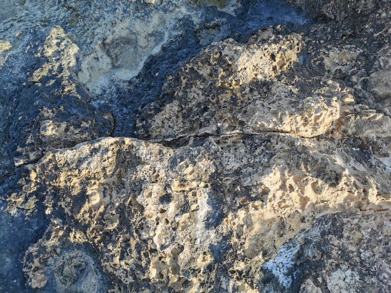 Küste des Mittelmeers lang gefrorene Lava. Hintergrund. Es sieht aus wie eine außerirdische Landschaft lizenzfreie stockfotos