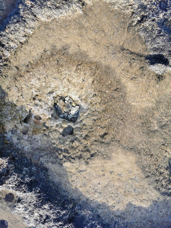 Küste des Mittelmeers lang gefrorene Lava. Hintergrund. Es sieht aus wie eine außerirdische Landschaft lizenzfreie stockfotos