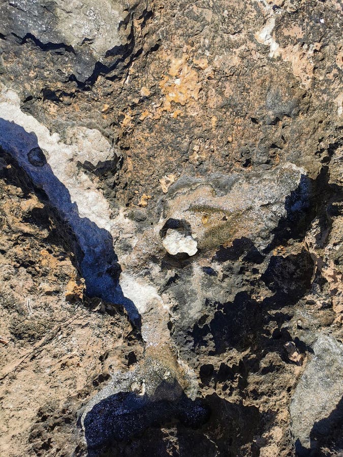 Küste des Mittelmeers lang gefrorene Lava. Hintergrund. Es sieht aus wie eine außerirdische Landschaft stockfotos