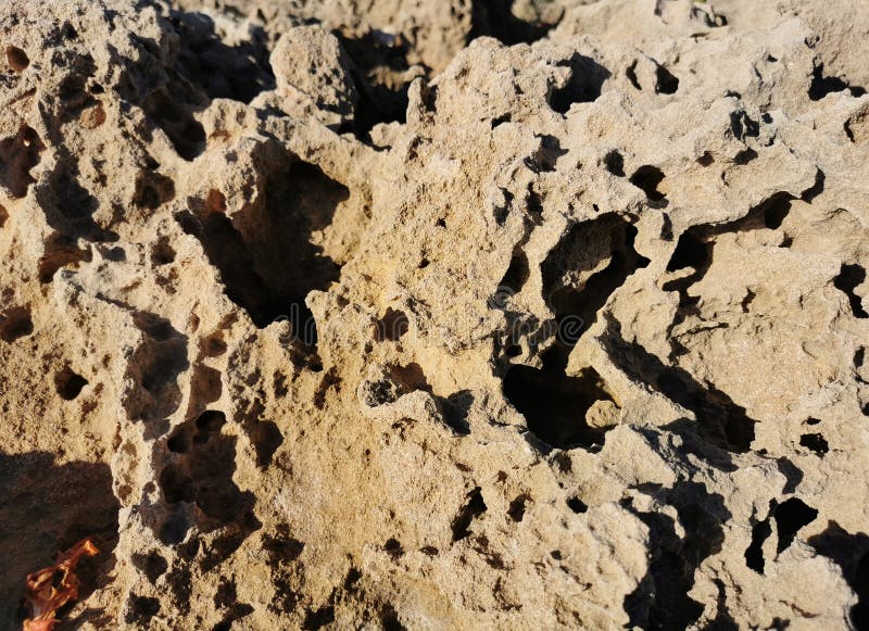 Küste des Mittelmeers lang gefrorene Lava. Hintergrund. Es sieht aus wie eine außerirdische Landschaft stockfotografie
