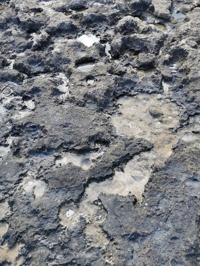 Küste des Mittelmeers lang gefrorene Lava. Hintergrund. Es sieht aus wie eine außerirdische Landschaft stockbilder