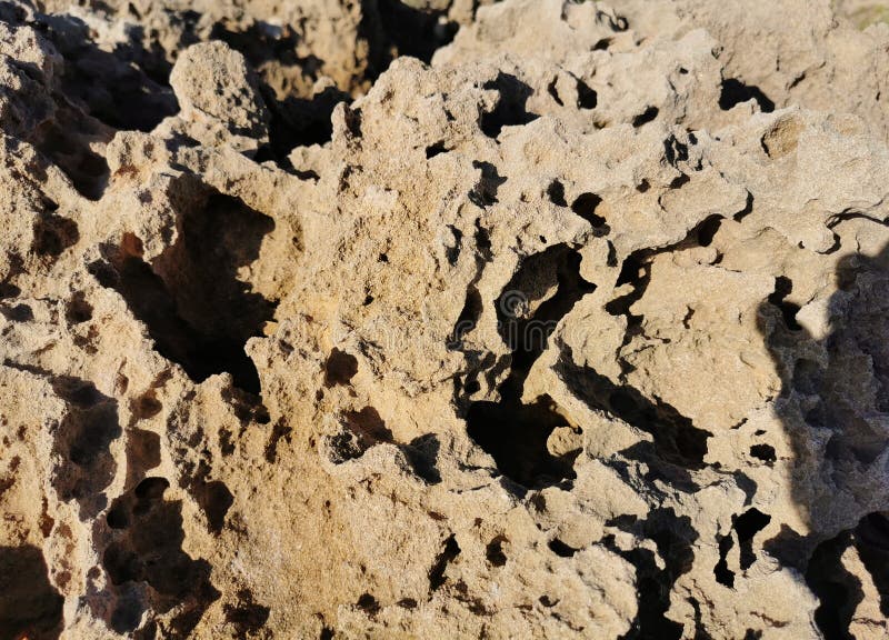 Küste des Mittelmeers lang gefrorene Lava. Hintergrund. Es sieht aus wie eine außerirdische Landschaft stockbild