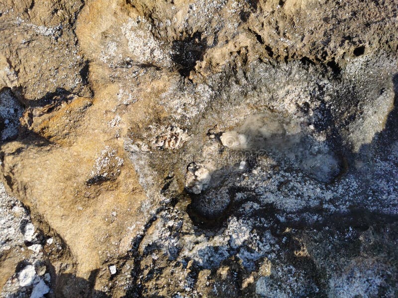 Küste des Mittelmeers lang gefrorene Lava. Hintergrund. Es sieht aus wie eine außerirdische Landschaft stockfotografie