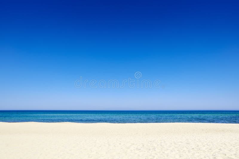 Küsten-Sandhintergrundstrand des blauen Himmels des Sommers See