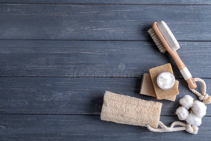 Kąpielowi produkty z loofah i muśnięciem na ciemnym drewnianym stole obrazy stock Kąpielowi produkty z loofah i muśnięciem na ciemnym drewnianym stole obrazy stock