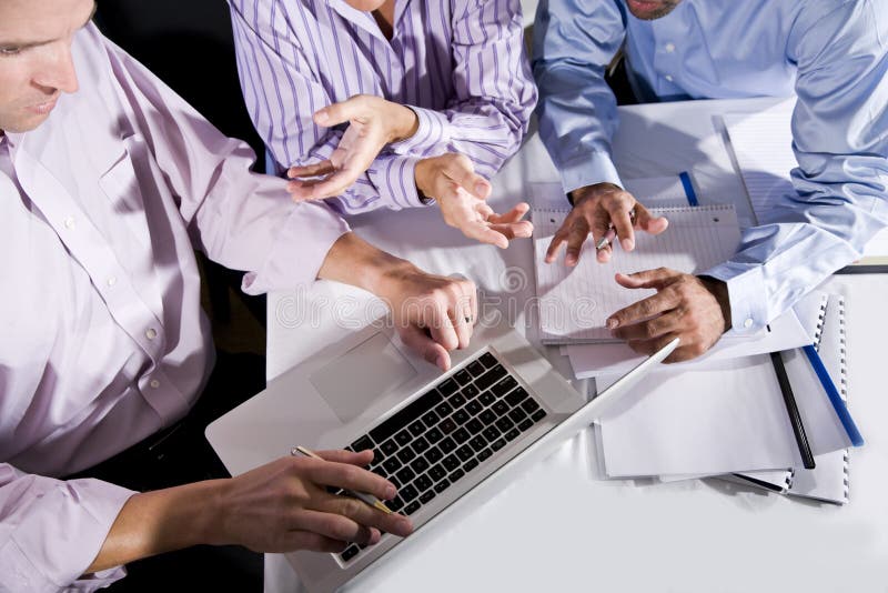 kąt pracownicy wysokiego laptopu biurowi widok pracownicy obrazy stock kąt pracownicy wysokiego laptopu biurowi widok pracownicy obrazy stock