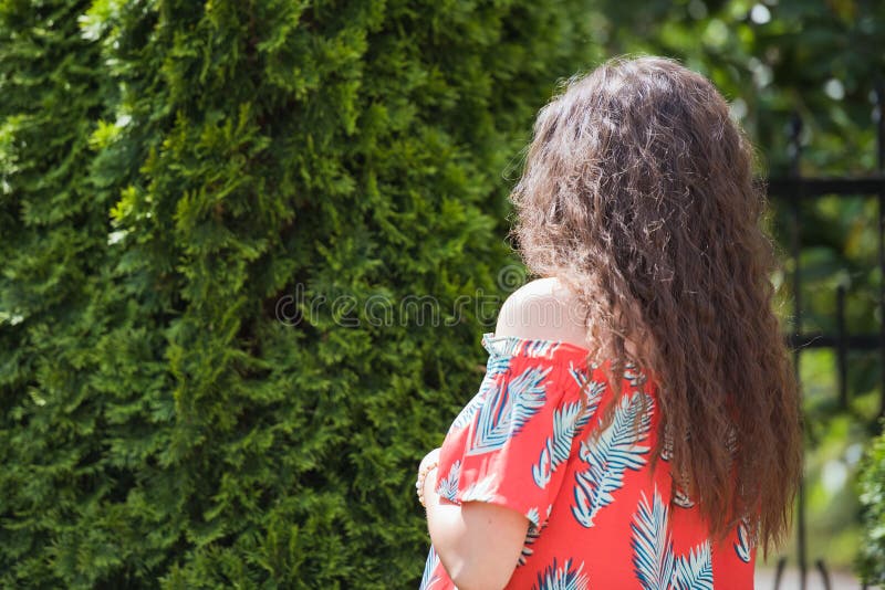 Kędzierzawy włosy na ulicie, tło Zamyka w górę portreta młoda piękna kobieta z długiej brunetki kędzierzawym włosy pozuje przeciw obrazy stock Kędzierzawy włosy na ulicie, tło Zamyka w górę portreta młoda piękna kobieta z długiej brunetki kędzierzawym włosy pozuje przeciw obrazy stock