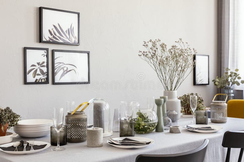 Kłaść stołowy z szampańskimi szkłami i kwiatami w nowożytnym jadalni wnętrzu