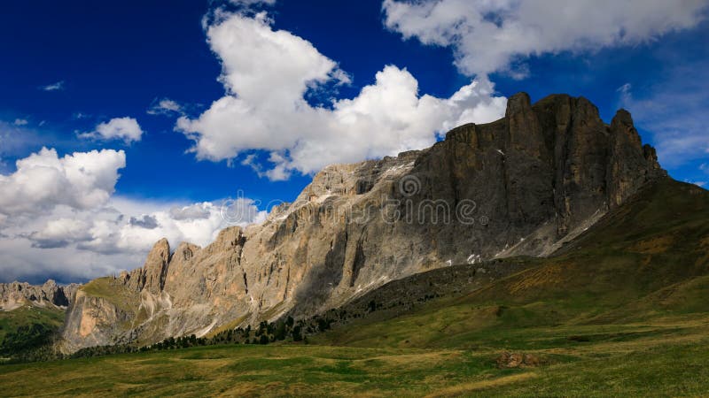 4K时间间隔辗压覆盖在山山峰，白云岩，意大利