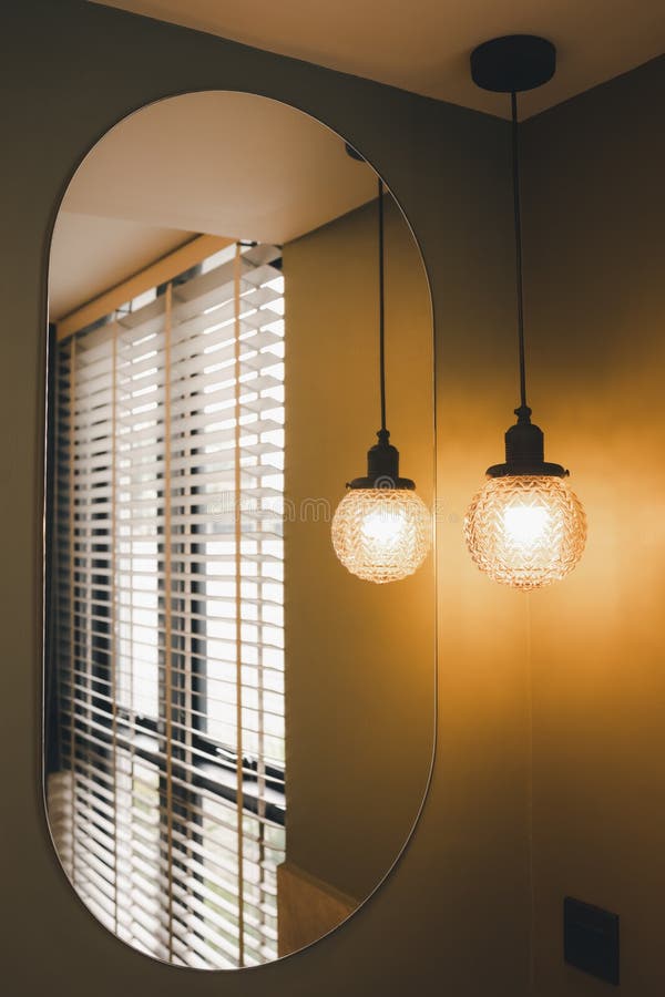 Retorcido Influyente Bajo Lámpara Colgante De La Luz Del Techo Decorada En La Esquina Del Cuarto De  Baño Con Reflejo En El Espejo Imagen de archivo - Imagen de moderno,  caliente: 214280677