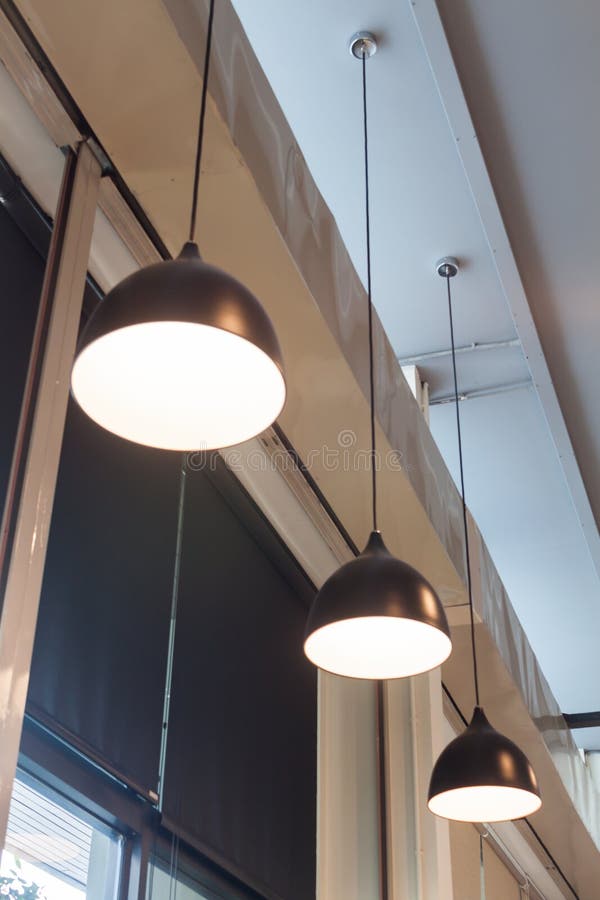 Lámparas Adornadas En Cafetería Foto de archivo - Imagen de iluminado,  interior: 79514298