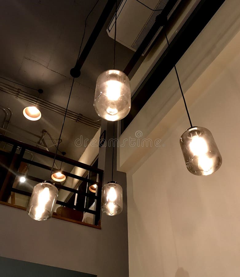 Lámparas en cafetería imagen de archivo. Imagen de colgante - 99072065
