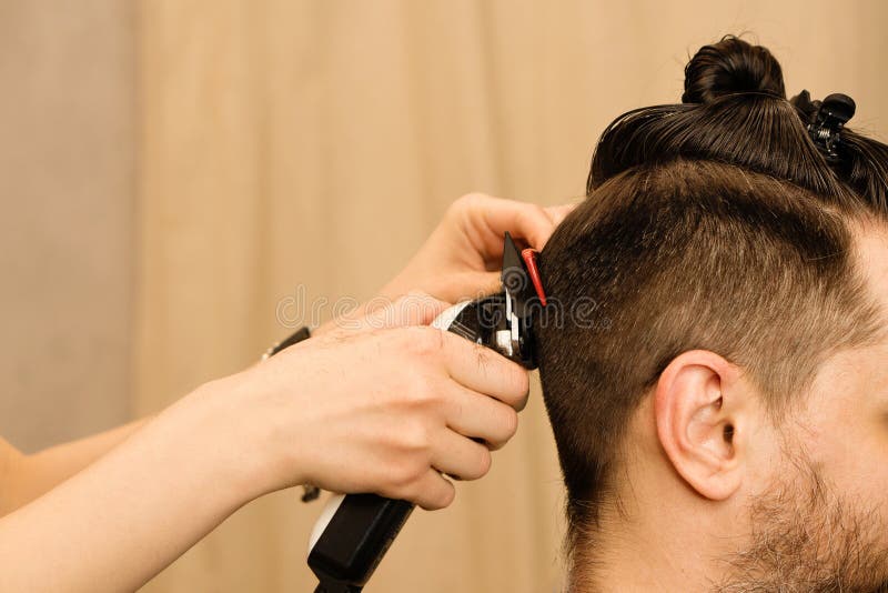 Cabeleireiro Fêmea Que Faz O Corte De Cabelo Masculino Com a Lâmina  Elétrica Do Cabelo No Salão De Beleza Do Cabeleireiro No Ar L Video Estoque  - Vídeo de aparamento, beleza: 118284439