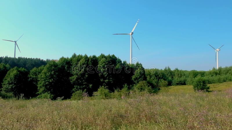 Lâminas rotativas de uma hélice de moinho de vento no fundo do céu azul  geração de energia eólica energia verde pura