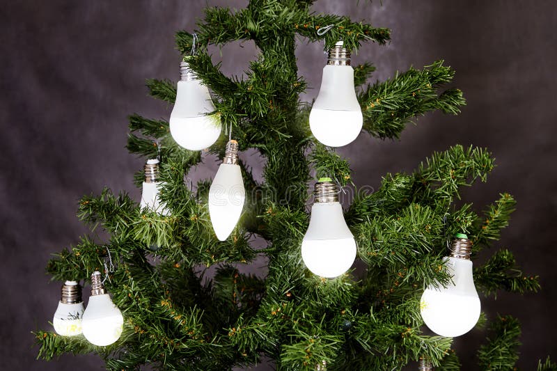Lâmpadas Brancas De Matt Penduradas Na árvore De Natal Foto de Stock -  Imagem de ambiental, econômico: 162225606