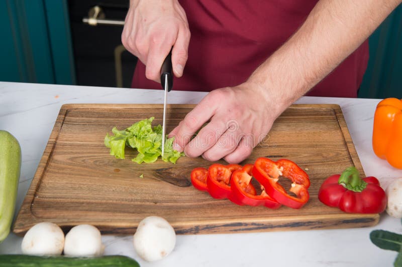 Légumes Obtenant Coupés Sur La Planche à Découper En Bois Salade