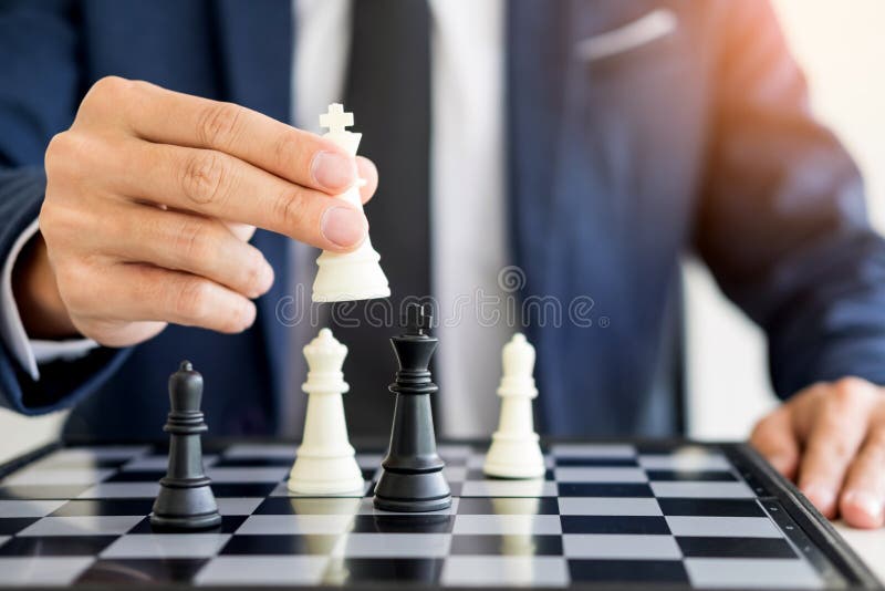 A Formação Estratégica Do Negócio No Rei Do Jogo De Xadrez é Checkmate Foto  de Stock - Imagem de posto, batalha: 98912938