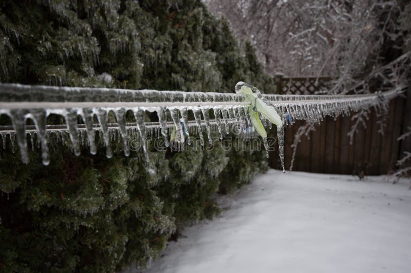 Línea De Ropa Congelada Después De La Tormenta De Hielo Imagen de archivo -  Imagen de hielo, perenne: 70940239