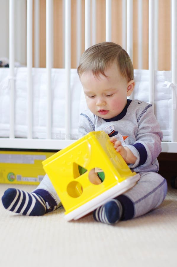 L Age De Bebe Garcon De 1 An Joue Avec Le Jouet Image Stock Image Du Maison Gentil