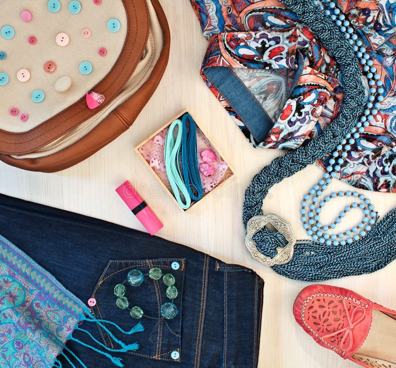 L'abbigliamento e gli accessori delle donne alla moda immagine stock L'abbigliamento e gli accessori delle donne alla moda immagine stock