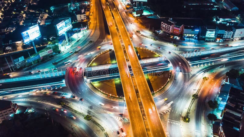 L'absence de hyper timelapse de transport du trafic de voitures sur route détournée de cercle dans la ville asiatique. Vue aérienn banque de vidéos