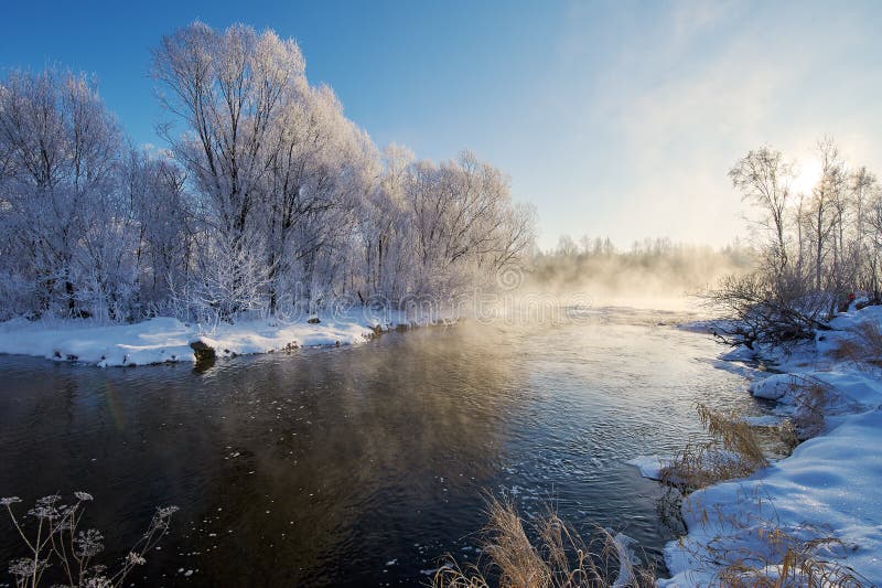 L'acqua di fiume di inverno fotografia stock libera da diritti L'acqua di fiume di inverno fotografia stock libera da diritti