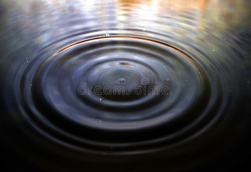 L'acqua a forma di spirale cade sullo sfondo dell'acqua calma fotografia stock L'acqua a forma di spirale cade sullo sfondo dell'acqua calma fotografia stock