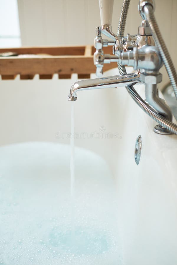 L'acqua ha versato nella vasca Fine in su immagini stock libere da diritti L'acqua ha versato nella vasca Fine in su immagini stock libere da diritti