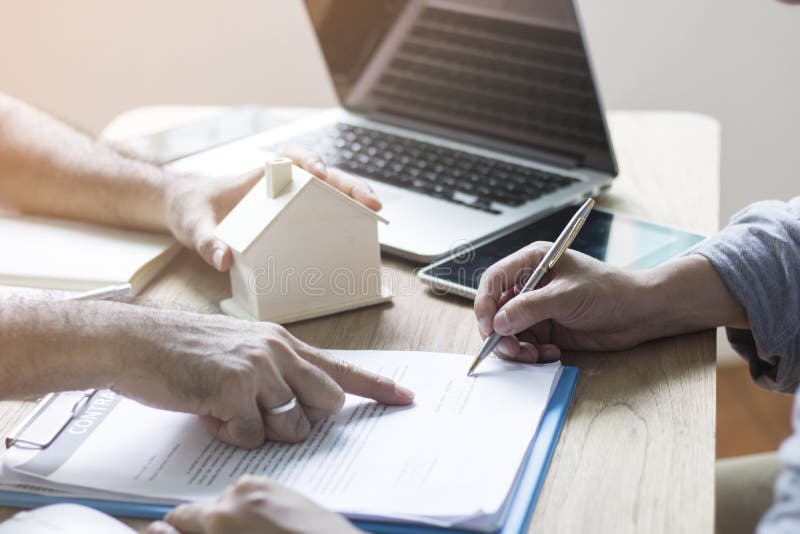 L'acquéreur de logement sont signent le contrat photographie stock libre de droits L'acquéreur de logement sont signent le contrat photographie stock libre de droits