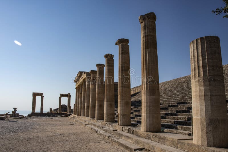Colonnes doriques de l'Acropole de Lindos au coucher du soleil