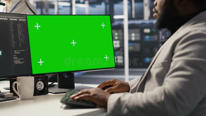 L'administrateur du centre de données inspecte le matériel à l'aide d'un PC mockup à écran vert clips vidéos